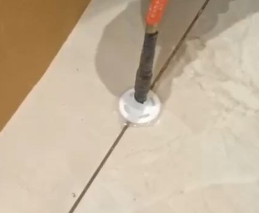 市南瓷砖空鼓维修公司专业解答瓷砖在铺贴过程中，如果没有涂抹均匀到位的粘结材料（如水泥砂浆或瓷砖胶），可能会导致以下问题