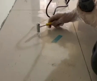 市南瓷砖开裂维修公司专业分享瓷砖在铺贴前如果没有沥干水分，将会导致以下问题