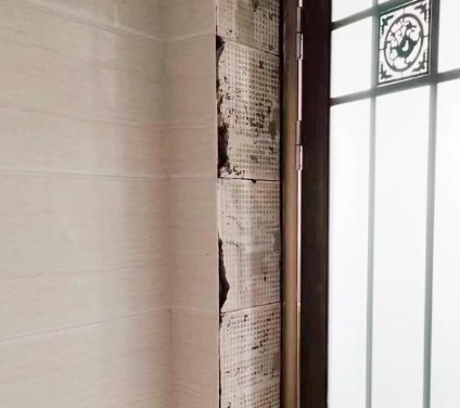 市南瓷砖空鼓免砸砖维修公司分享吸水砖泡水时间不够或过长都会对瓷砖铺贴效果产生影响